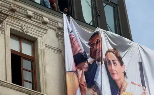 CHP mitingine metrodan sonra bir engel daha' İnan Güney'in fotoğrafı kaldırıldı!