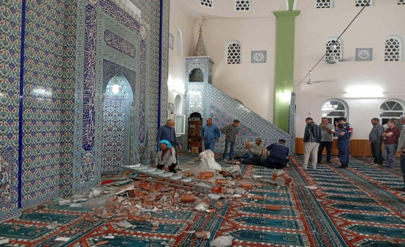 Camide mihrap tacı düştü: 1 kişi öldü! Depremle ilgisi araştırılıyor