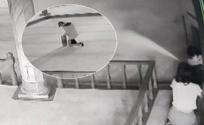 Camide yangın tüpünü birbirinin üzerine sıktılar; o anlar kamerada