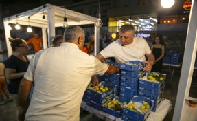 Dalında kuruyan Bardacığı belediye aldı, halka ücretsiz dağıttı