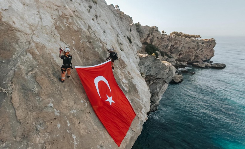 Datça'da MAG-AME ekiplerinden Türk bayraklı kutlama