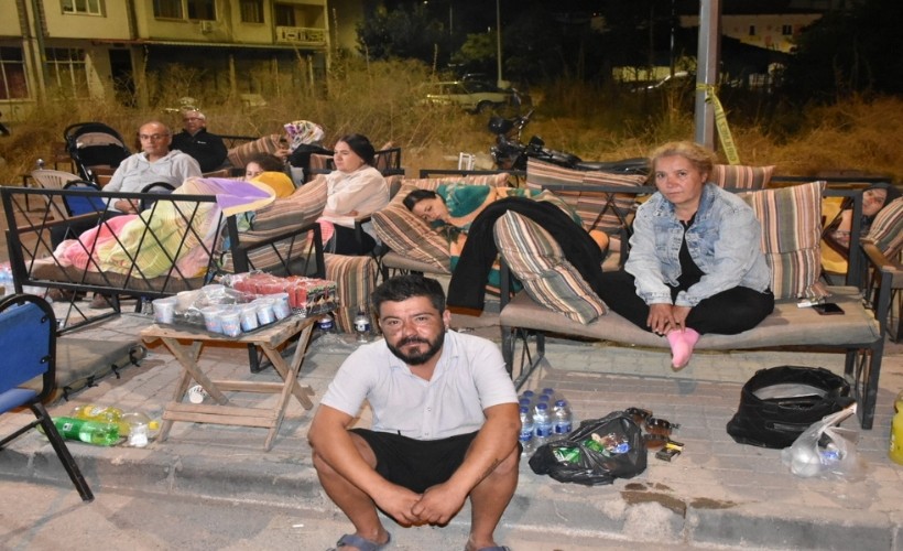 Ege'yi sallayan deprem sonrası vatandaşlar geceyi sokakta geçirdi