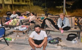 Ege'yi sallayan deprem sonrası vatandaşlar geceyi sokakta geçirdi
