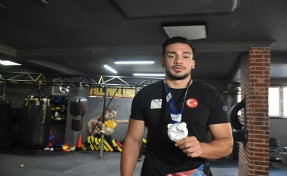 Finalde ayak parmağı kırılan kick boksçu, Dünya Oyunları'ndan gümüş madalya ile döndü