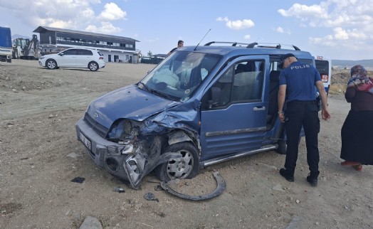 Hisarcık’ta kontrolsüz kavşakta kaza; 2 yaralı