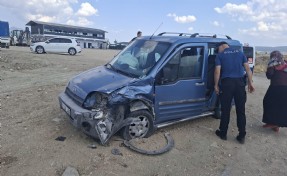 Hisarcık’ta kontrolsüz kavşakta kaza; 2 yaralı