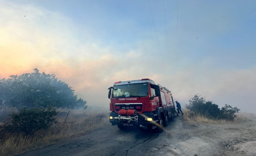 İzmir İtfaiyesi Dikili’deki yangına müdahale ediyor: 7 ev kül oldu!