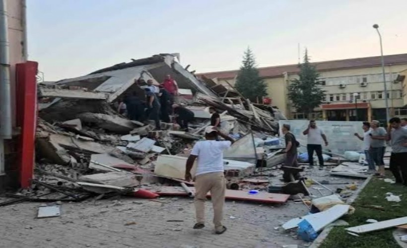 İzmir İtfaiyesi'nden depremin merkez üssü Sındırgı'ya destek