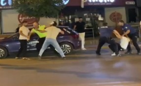 İzmir'de ceza yazan polise saldırdılar; o anlar kamerada