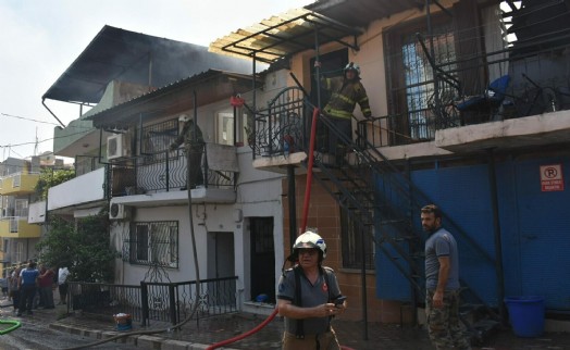 İzmir'de hurda deposunda çıkan yangın 2 saatte söndürüldü; 5 ev zarar gördü!