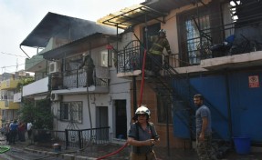 İzmir'de hurda deposunda çıkan yangın 2 saatte söndürüldü; 5 ev zarar gördü!