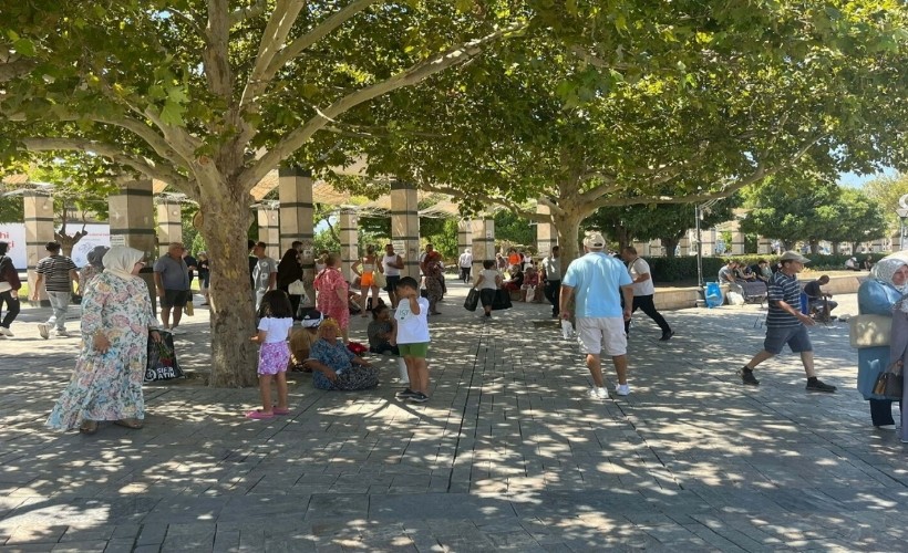 İzmir'de sıcaklık dayanılmaz hale geldi: Termometreler 42 dereceyi gösterdi!