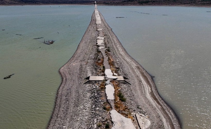 İzmir'in su krizinin ciddiliği gözler önüne serildi: Eski Çeşme kara yolu göründü!