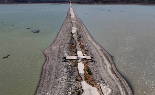 İzmir'in su krizinin ciddiliği gözler önüne serildi: Eski Çeşme kara yolu göründü!