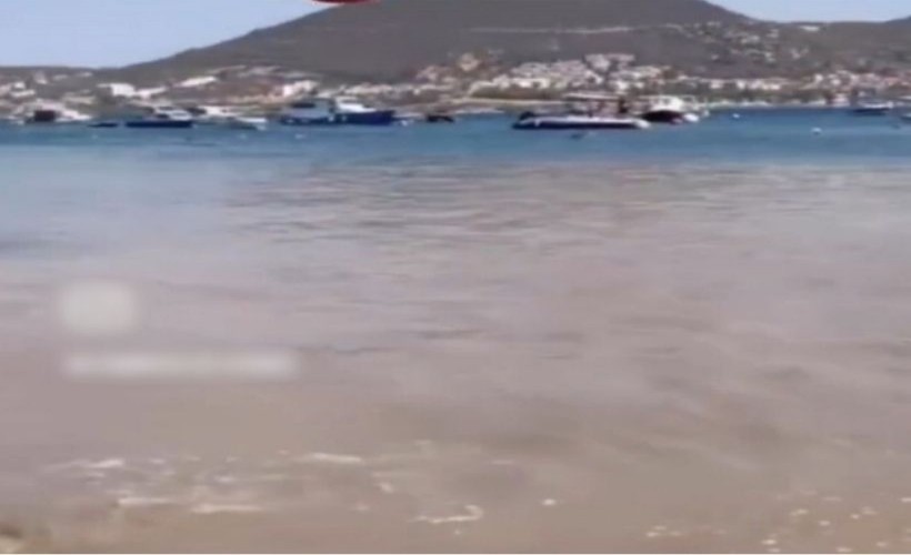 Kanalizasyon patladı, pis su denize karıştı!: Tatilciler denize giremeden geri döndü