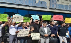 Karabağlar’da pazarcı esnafı Kınay’a ateş püskürdü: Diktatörlük vurgusu yapıldı!