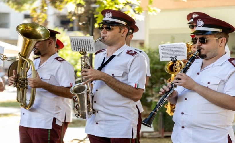Karşıyaka Belediye Bandosu’ndan sokak konserleri