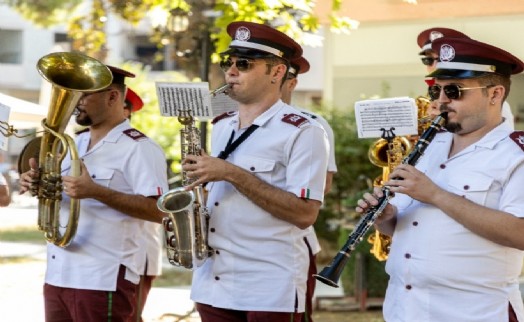Karşıyaka Belediye Bandosu’ndan sokak konserleri
