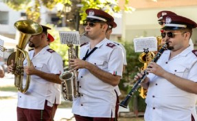 Karşıyaka Belediye Bandosu’ndan sokak konserleri