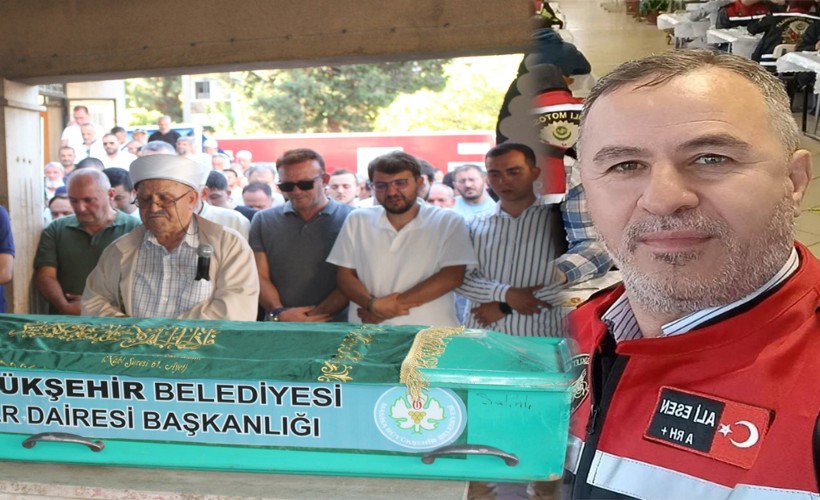 Kazada ölen oğlunun cenaze namazını kıldırdı