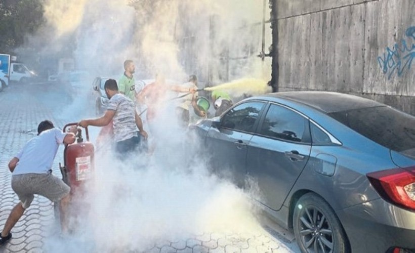 Konak’ta iki otomobil alevlere teslim oldu