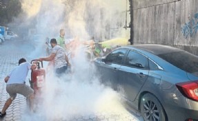 Konak’ta iki otomobil alevlere teslim oldu