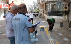 Konak’ta kaldırım işgaline karşı sarı çizgi
