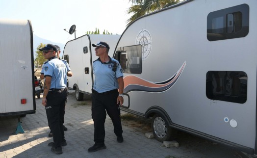 Kuşadası'nda çadırlar kaldırıldı, karavanlara ceza kesildi!