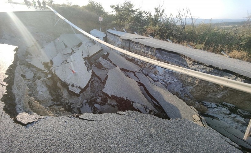 Kuşadası'nda çöken yol, istinat duvarı örüldükten sonra onarılacak