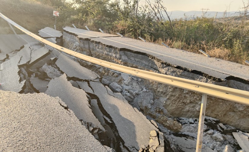 Kuşadası’nda, tarla kazısında yol çöktü