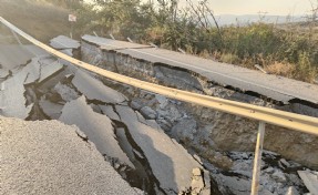 Kuşadası’nda, tarla kazısında yol çöktü