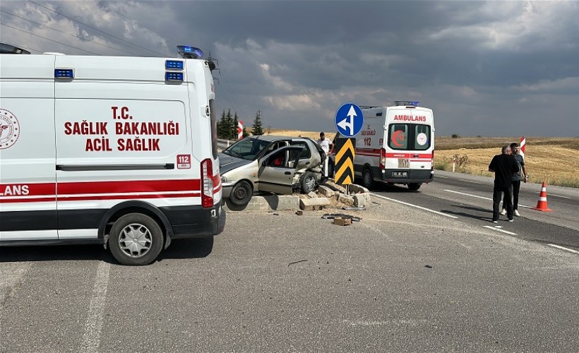 Kütahya’da iki otomobil çarpıştı; karı-koca yaralandı