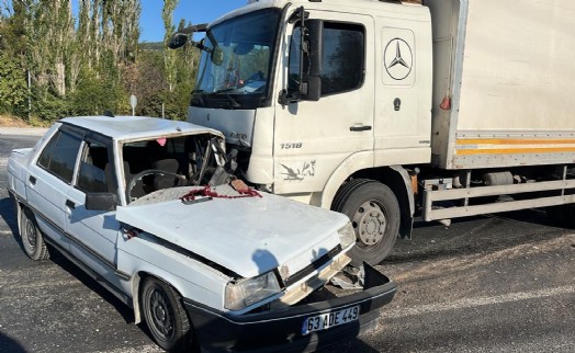 Kütahya’da kamyon ile otomobil çarpıştı: 2 yaralı