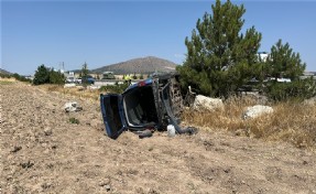 Kütahya’da lastiği patlayan hafif ticari araç tarlaya uçtu; 4 yaralı