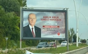 MHP'nin astığı '9 bölge 81 il' afişleri dikkat çekti