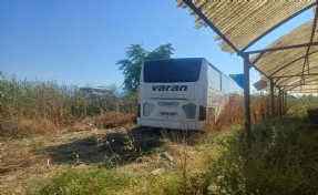 Manisa'da yolcu otobüsü fabrikanın bahçesine girdi: 3 yaralı