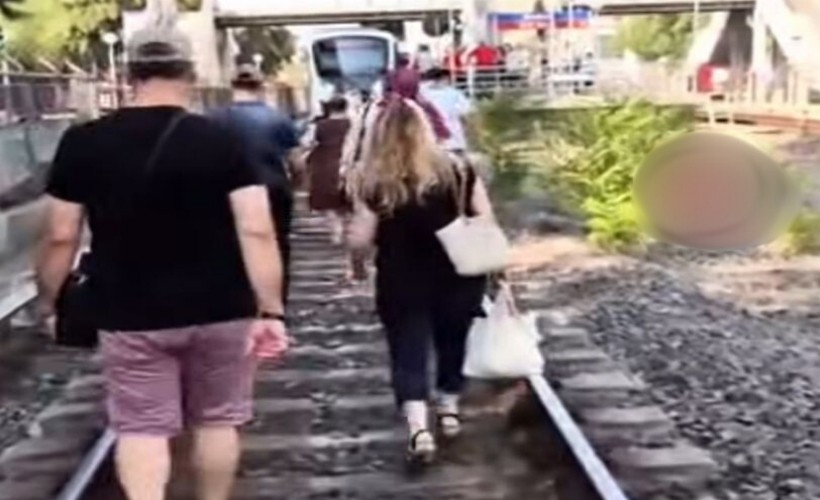 Metro yolda kaldı, yolcular raylardan yürüdü!