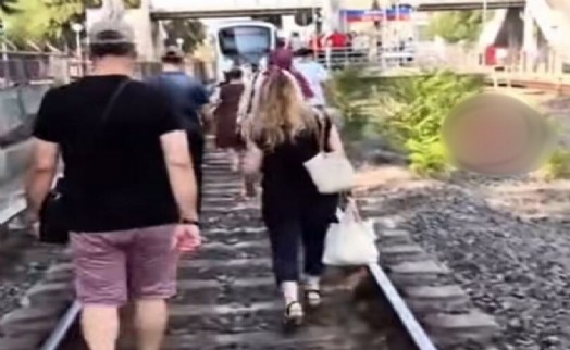 Metro yolda kaldı, yolcular raylardan yürüdü!