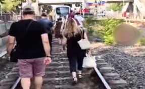 Metro yolda kaldı, yolcular raylardan yürüdü!