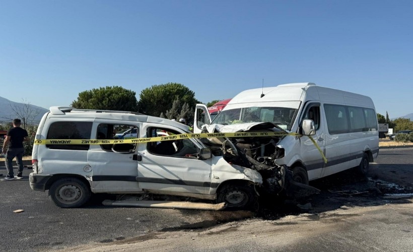 Minibüs ile hafif ticari araç kafa kafaya çarpıştı: Ölü ve yaralılar var!