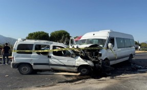 Minibüs ile hafif ticari araç kafa kafaya çarpıştı: Ölü ve yaralılar var!