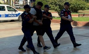 Motosikletlinin öldüğü kazada, kaçan kamyonet sürücüsü yakalanarak tutuklandı