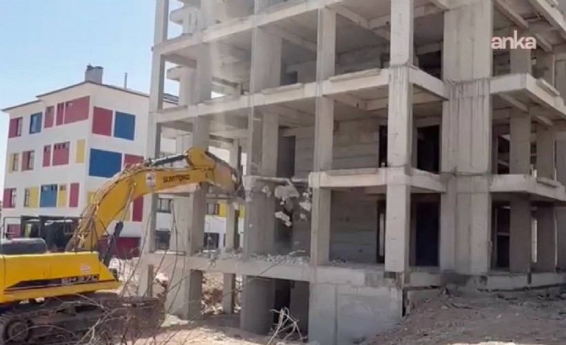 Örnek müteahhit! Kendi binasını ihbar edip yıktırdı