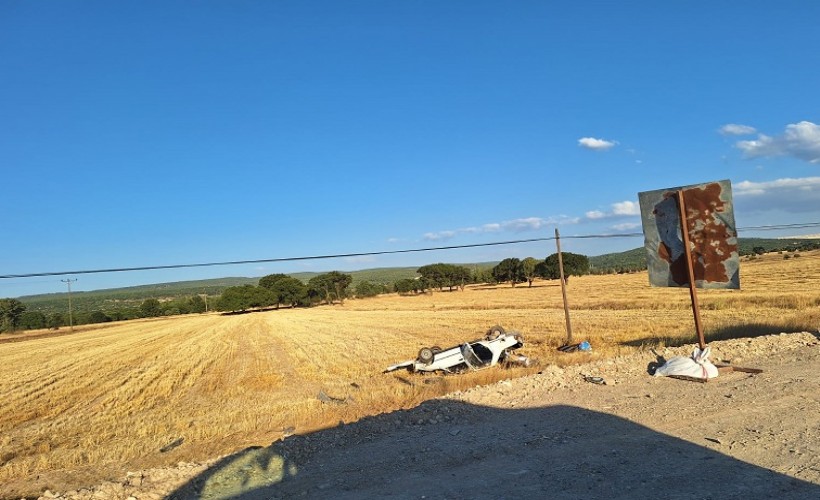 Otomobil, sürücüsünün gözünü güneş alması sonucu tarlaya uçtu: 2 yaralı