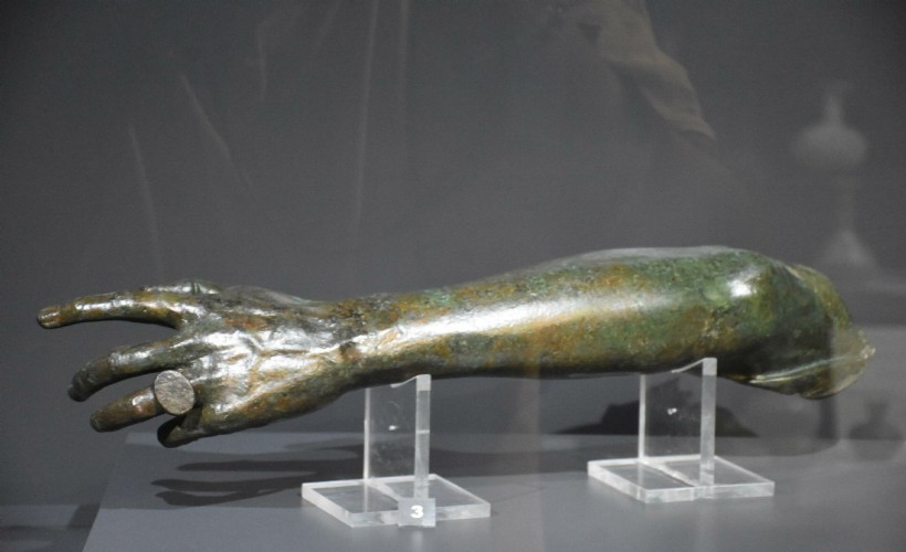 Parmağında yüzük olan 2 bin yıllık bronz kol parçası, 45 yıl sonra ilk kez sergide