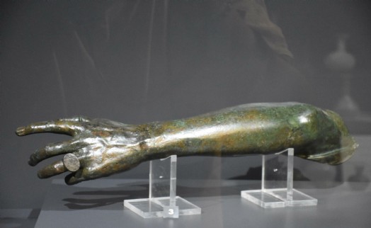 Parmağında yüzük olan 2 bin yıllık bronz kol parçası, 45 yıl sonra ilk kez sergide