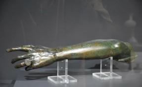Parmağında yüzük olan 2 bin yıllık bronz kol parçası, 45 yıl sonra ilk kez sergide