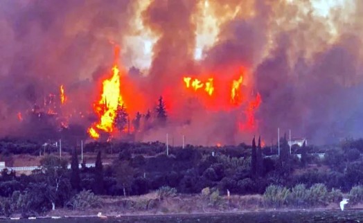 Sakız Adası'nı alevler sardı! Yüzlerce kişi plajlarda mahsur kaldı