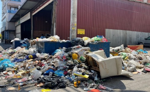 Sıcak havada toplanmayan çöpler İzmir'i zorluyor: Vatandaşlar isyan etti!