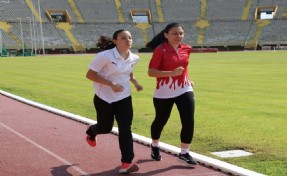 Sporcu anne, kızıyla birlikte yarışlara hazırlanıyor
